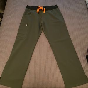 FIGS Cargo pant in Kade (olive green)